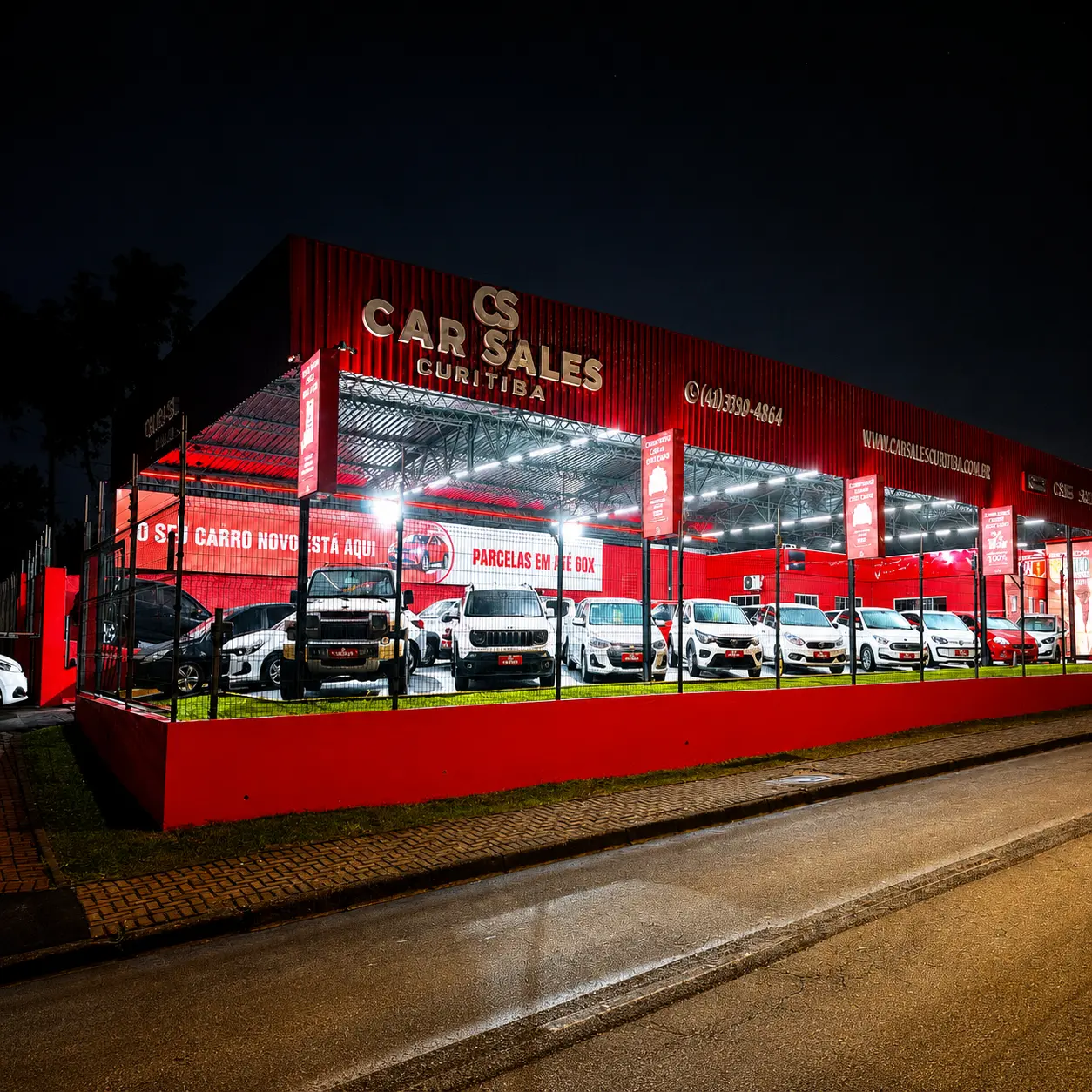 Fachada da Car Sales Curitiba iluminada à noite