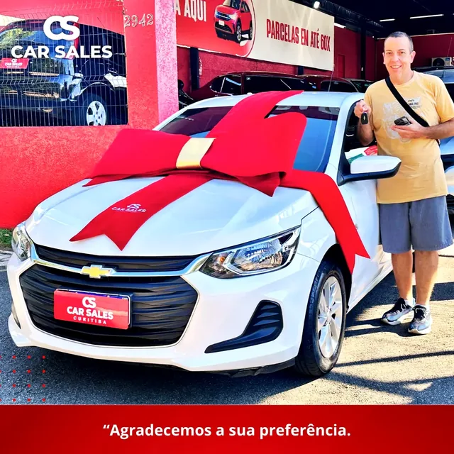 Cliente Car Sales Curitiba recebendo as chaves do veículo — entrega 6