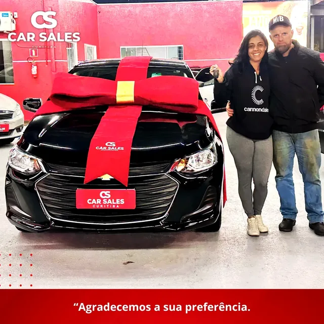 Cliente Car Sales Curitiba recebendo as chaves do veículo — entrega 9