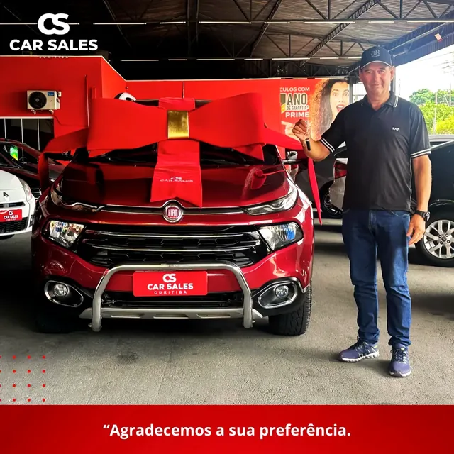 Cliente Car Sales Curitiba recebendo as chaves do veículo — entrega 10