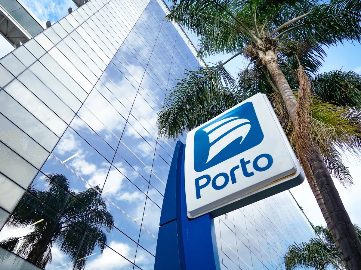 Fachada da Porto Seguro com totem e logo