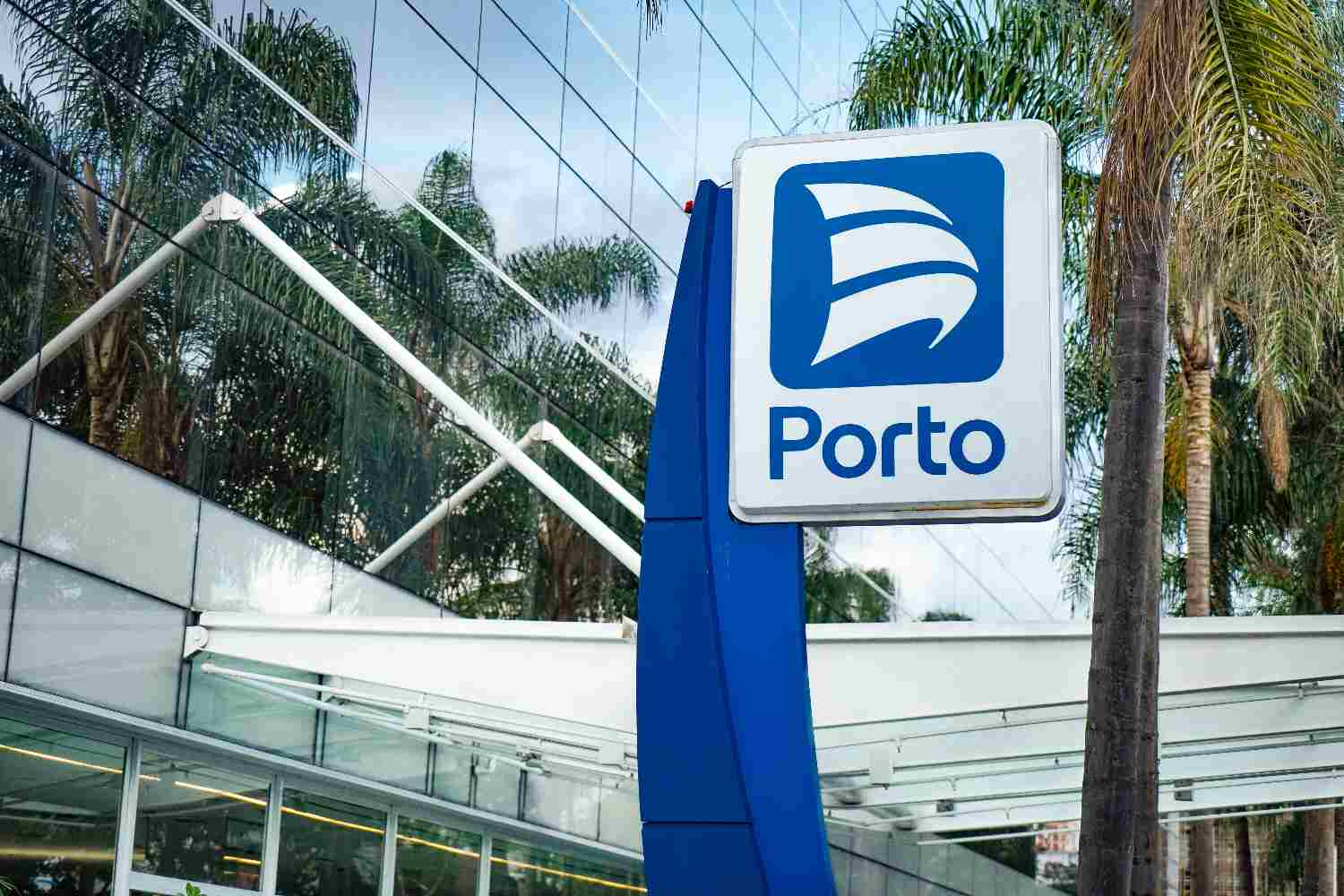 Placa da Porto no acesso da unidade