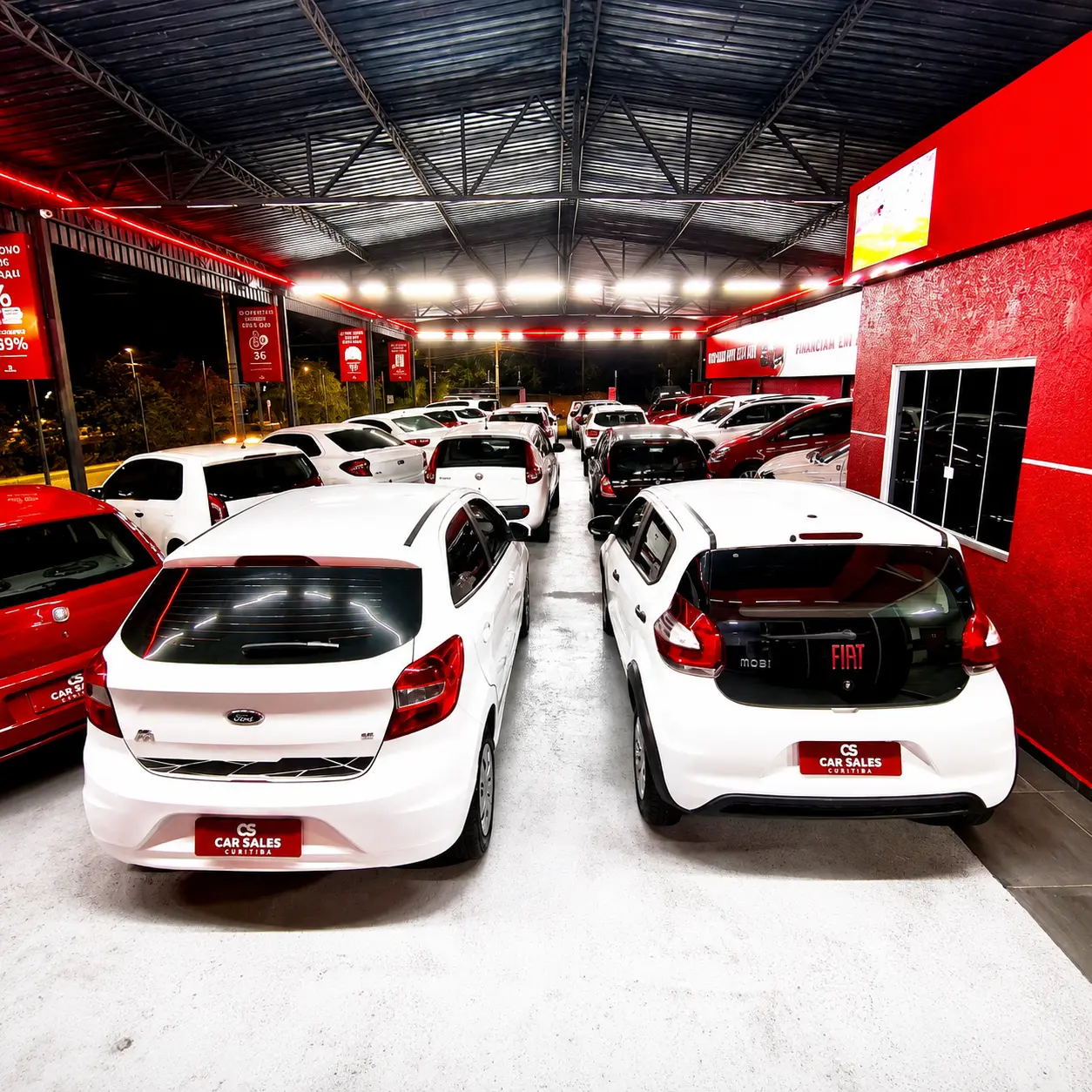 Pátio coberto da Car Sales Curitiba com iluminação neon vermelha