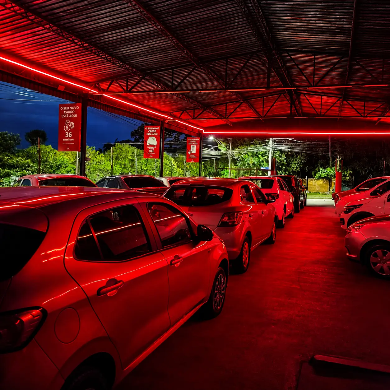 Pátio da Car Sales Curitiba com iluminação neon