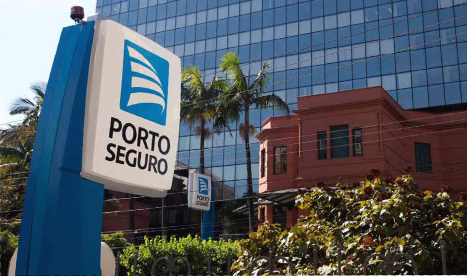 Totem da Porto Seguro em frente ao prédio