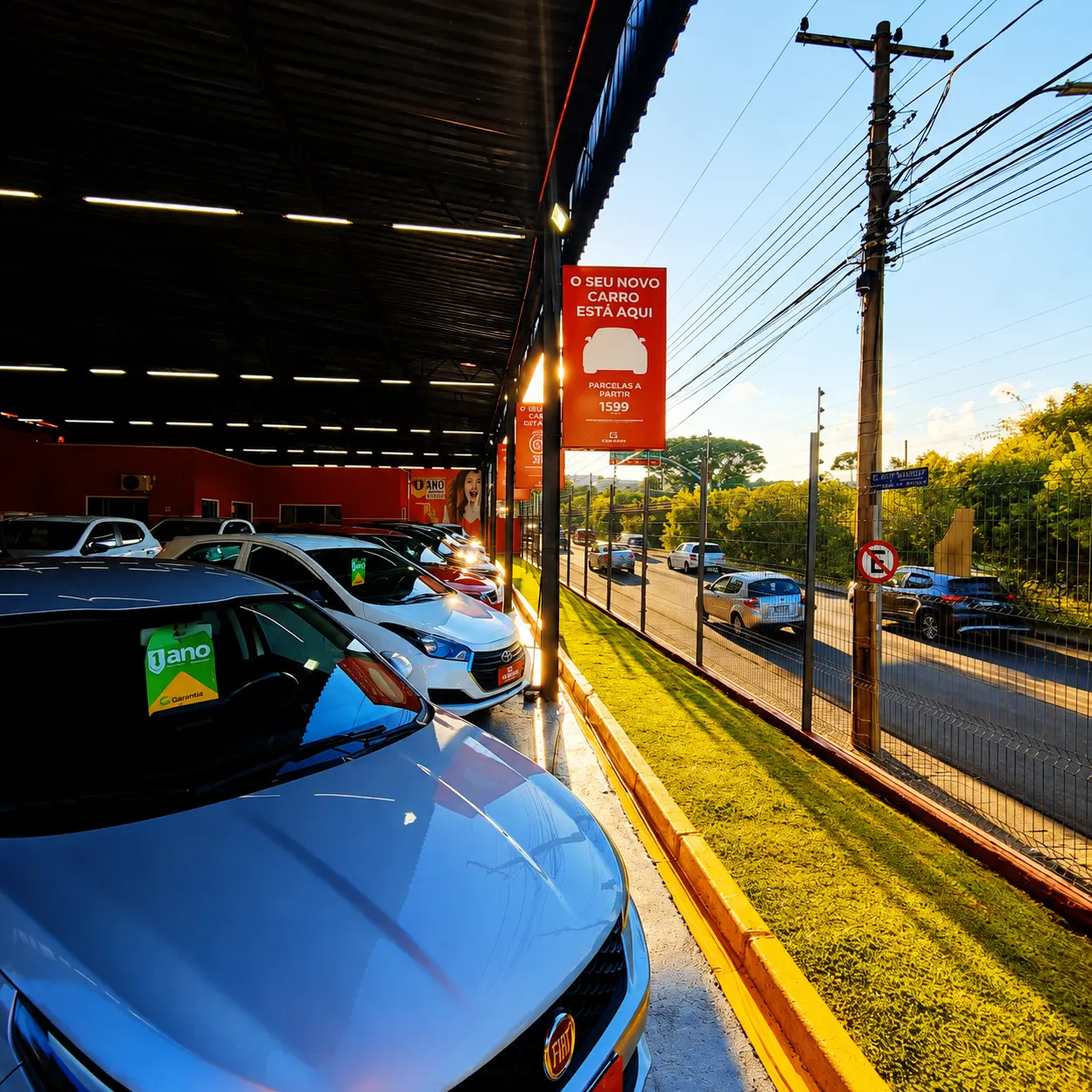 Carros seminovos alinhados no pátio da Car Sales Curitiba