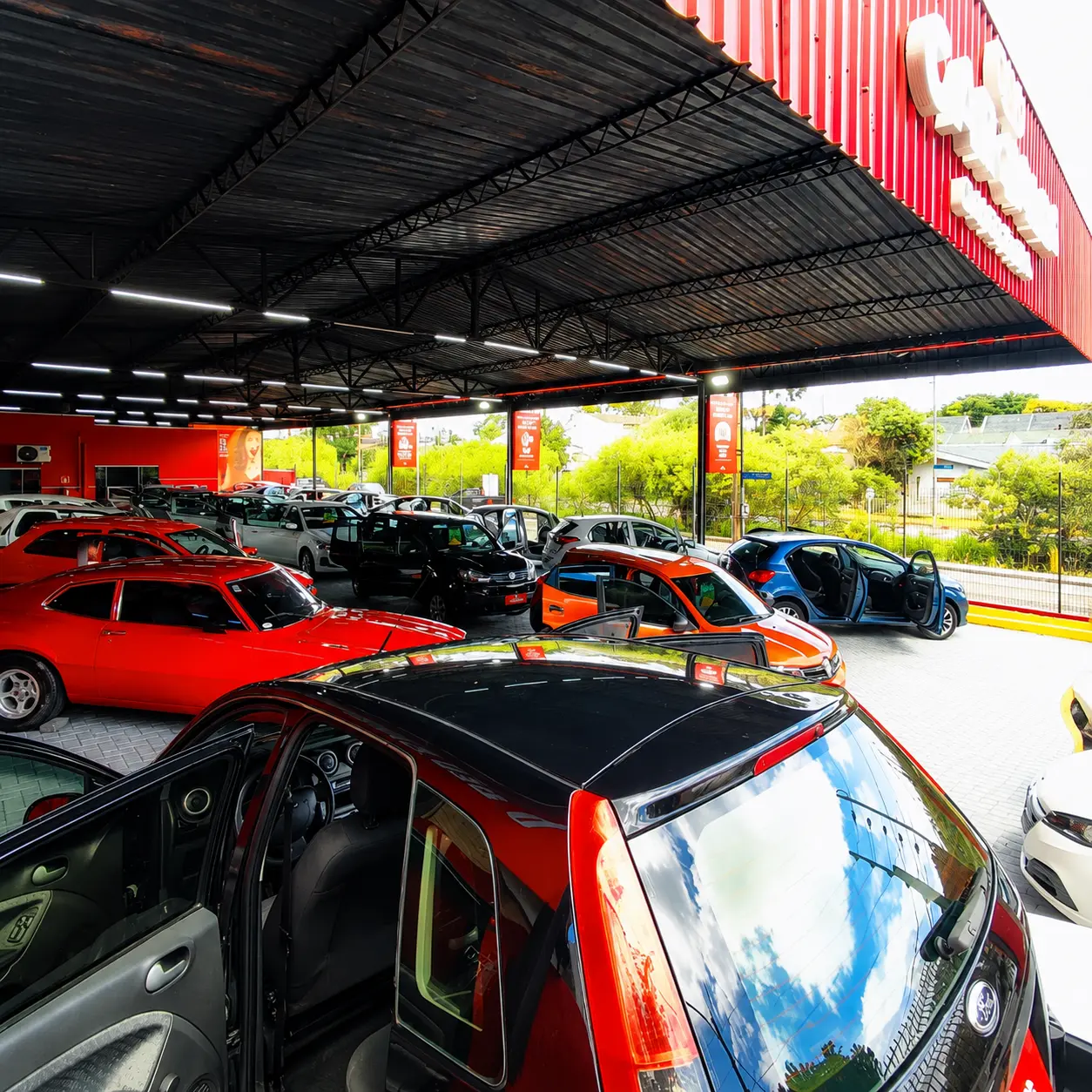 Veículos expostos no pátio coberto da Car Sales Curitiba