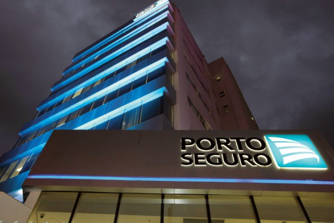 Edifício da Porto Seguro iluminado à noite